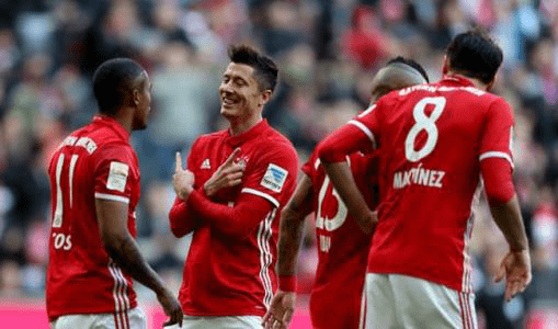  德甲赛季金靴竞争激烈，三人同进二十球  